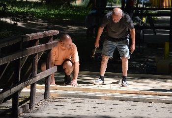 Ремонтират опасен дървен мост в парк  Бачиново