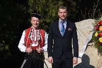 Симитли отрупа с венци и цветя паметниците на 3-ти март