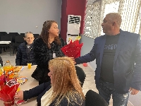 Кметът Николай Георгиев зарадва с цвете дамите в Кресна