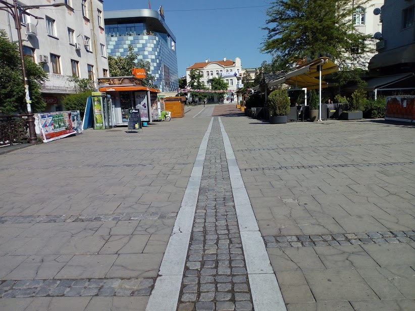 Моловете в Пиринско пак приемат клиенти, но работят само до 20,00 часа