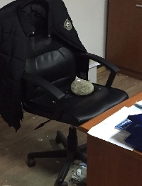 Счупиха с камък прозорците на партиен офис в Сандански