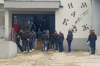 Опашка от избиратели пред Помощното училище в Благоевград, огромен наплив и пред бакалията, всички плащат със столевки