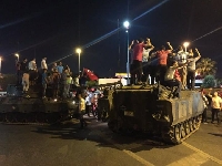 Хаотична нощ след опит за държавен преврат в Турция /ОБЗОР/