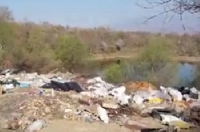 Доброволци от село Самуилово правят кът за отдих върху старо сметище
