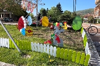 Деца сътвориха и подредиха чудна великденска украса пред Община Кресна