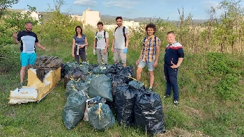Доброволци почистиха незаконно сметище край 9 ОУ в Благоевград, събраха 25 чувала с боклуци