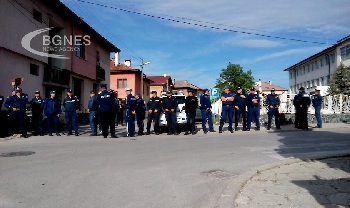 Четвърти час продължава протестът в Разлог, гледат мярката на задържаните за побоя между българи и роми