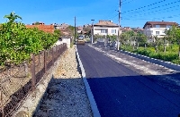Не спира обновяването на улици в Гърменско, децата в Осиково играят на нова площадка