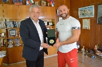 Шампионът по бодибилдинг Костадин Шушутев се прибра в родния Гоце Делчев, получи почетен знак от кмета