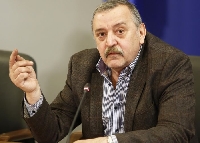 Колеги на проф. Кантарджиев протестират заради пенсионирането му Колеги на проф. Кантарджиев протестират заради пенсионирането му