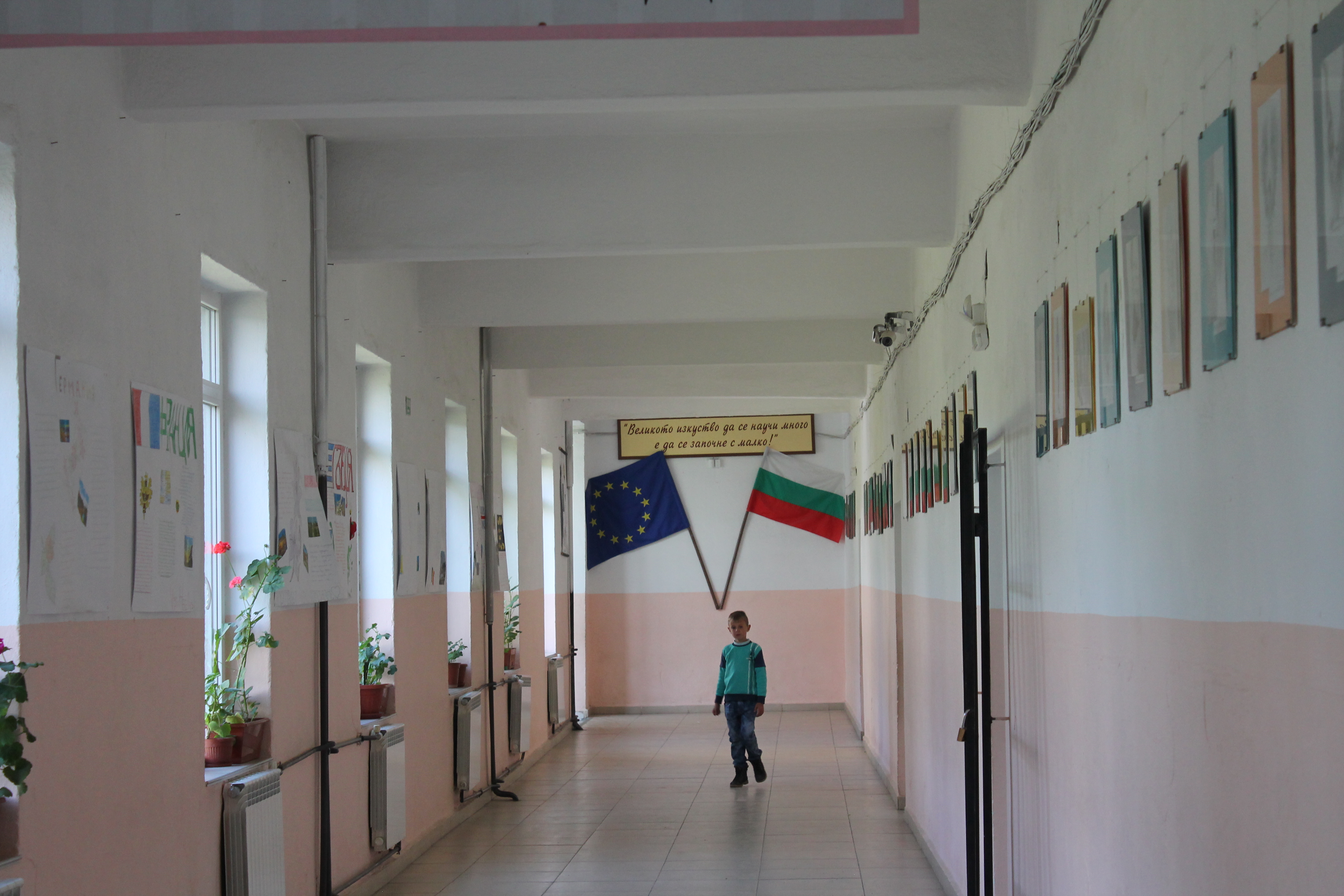 Задачи по вариант 1 решават седмокласниците днес