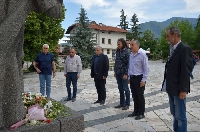 С полагане на цветя и среща с избиратели започна предизборната кампания на  БСП за България  в Банско