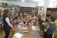 Децата на Разлог четат, рисуват и играят в библиотеката през ваканцията