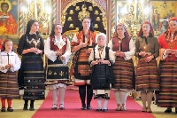 Млади банскалии пазят и показват магията на народните носии
