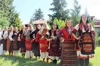 Млади банскалии пазят и показват магията на народните носии