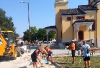 Доброволци украсиха и озелениха района край църквата в Катунци за храмовия празник
