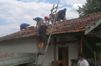 Миряни празнуват край ремонтирания вековен храм в Ковачево