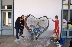 Деца и доброволци боядисаха металното сърце пред зала  22 септември”