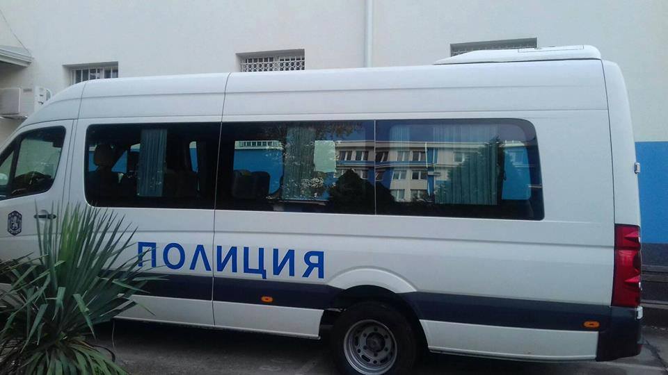 Деца счупиха ябълкови дръвчета в Банско и забиха пирони в орех