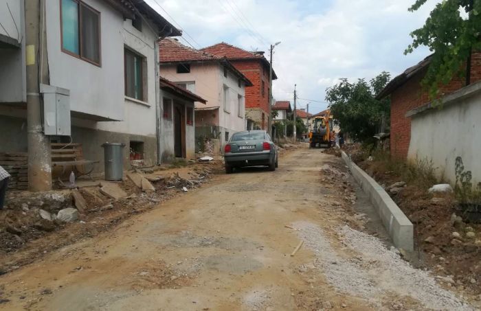 Десетки жители на Катунци ще се разхождат по чисто нова улица