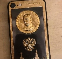Позлатен телефон с образа на Путин открили при ареста на Брендо