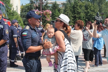 Благоевград посрещна като герои огнеборците, помагали в Скопие