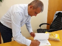 Книжка за всички първокласници в Благоевград с посвещение от кмета