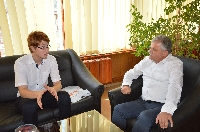 Кметът Москов подари ценен учебник на медалист от олимпиада по химия