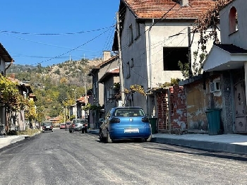 Асфалтират още улици в Кресна, градът става все по-красив