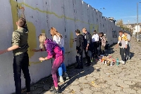 Ученици рисуват ликове на будители на стената на 14-и полк” в Благоевград Ученици рисуват ликове на будители на стената на 14-и полк” в Благоевград