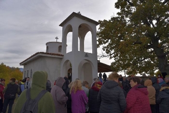 Десетки миряни почетоха свети Мина в храм край Пиринския Стоунхендж