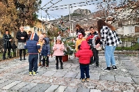 Деца украсиха коледната елха в Илинденци