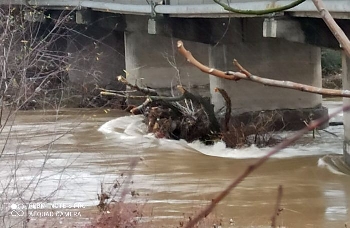 Мостът на Покровнишко шосе поддаде заради буйните води на Струма