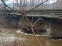 Мостът на Покровнишко шосе поддаде заради буйните води на Струма