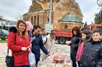 Крупничани събраха 1500 лева с базар за лечението на двама души Крупничани събраха 1500 лева с базар за лечението на двама души