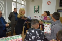 Немска фондация осигури коледни дарове за 250 деца в Санданско