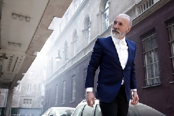 Тази вечер Дино Мерлин завладява с балканската си музика Банско