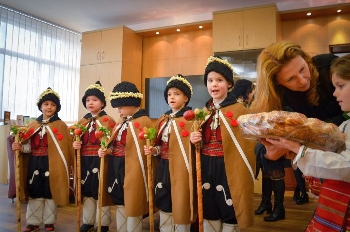 На Игнажден деца от ДГ  Синчец”  полазиха” кмета на Благоевград