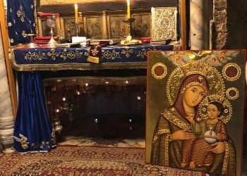 Миряни се молят пред две чудотворни икони в Гоце Делчев, осветени във Витлеем