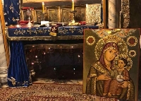 Миряни се молят пред две чудотворни икони в Гоце Делчев, осветени във Витлеем