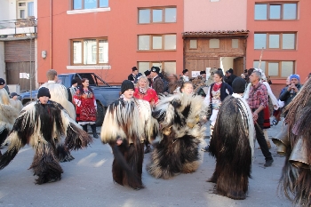 Кукери от Струмско канят съкварталци на събор