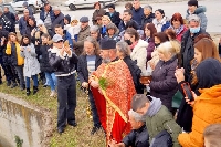 Кметът на Струмяни награди уловилите кръста младежи