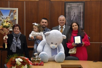 Плакет и плюшено мече за първото бебе в Симитли за 2022 г.