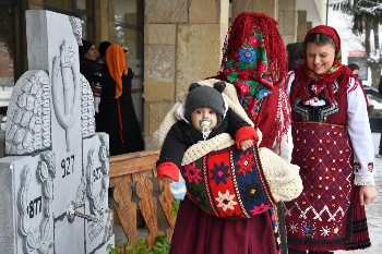 Този невероятен Бабинден, който стопли душите в Разлог въпреки снега и студа