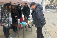 Младежи от Детския парламент сгряха с чай жители и гости на Благоевград Младежи от Детския парламент сгряха с чай жители и гости на Благоевград