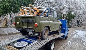 Задържаха джип с незаконна дървесина край Джигурово