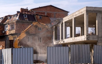 Община Благоевград започна премахването на незаконни сгради в града