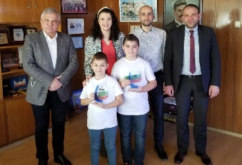 Кметът Владимир Москов посрещна двама шампиони от състезание по ментална аритметика