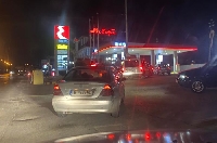 Огромни опашки се извиха на бензиностанциите в Благоевград! Хората пълнят туби с бензин (СНИМКИ)
