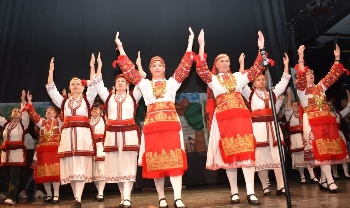 Българите в Атина си взеха прошка с уникален спектакъл